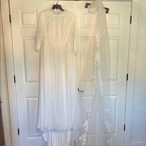 Gorgeous Pronovias- Vintage-Inspired Ivory Lace Wedding Dress with Veil